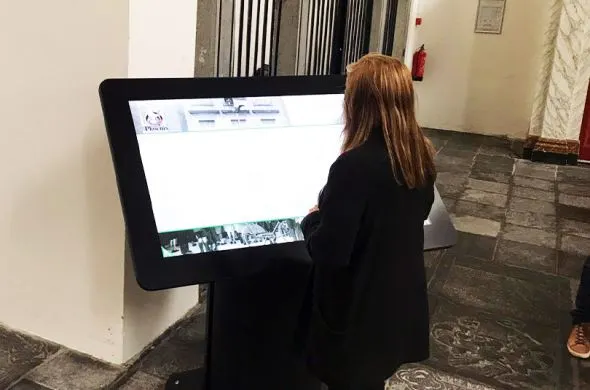 Church Brielle displays information interactively